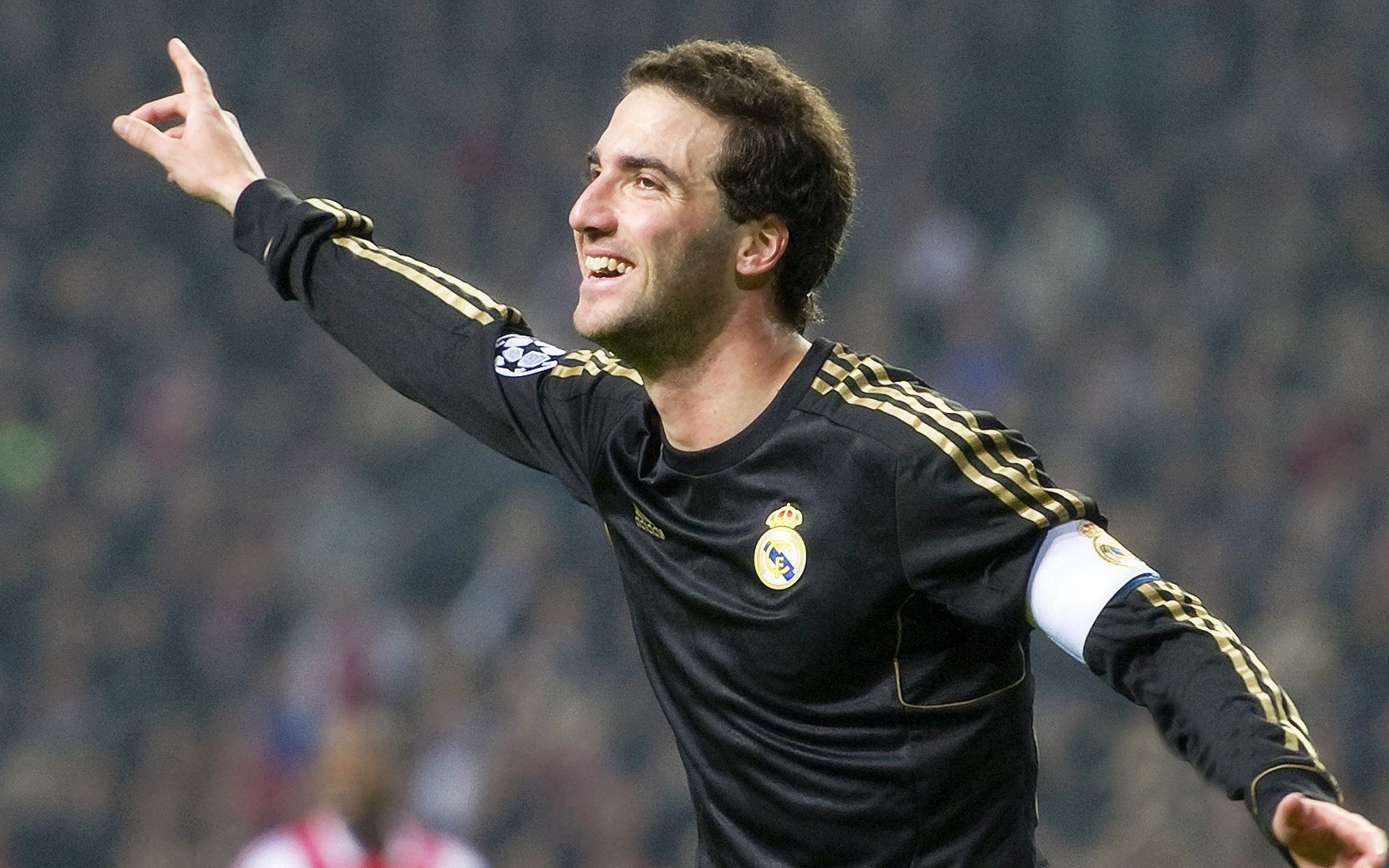 中超“长江德比”武汉三镇小胜武汉长江 武汉城上演蓝色之夜